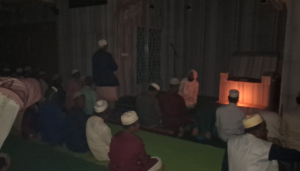 মডেল মসজিদে বিদ্যুৎ সংযোগ বিচ্ছিন্ন, অন্ধকারে মোমবাতি জ্বালিয়ে তারাবি