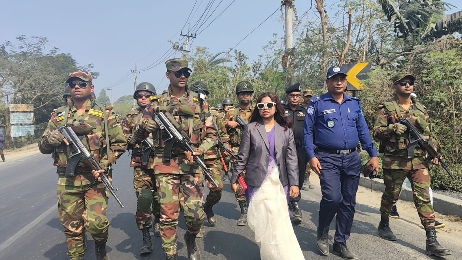 শান্তিপূর্ণ নির্বাচন নিশ্চিত করতে কালিহাতীতে যৌথ বাহিনীর মহড়া