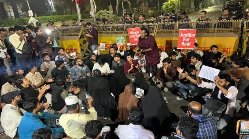 যমুনার সামনে দাবি আদায়ে ‘অনড়’ ইনকিলাব মঞ্চের সদস্যরা