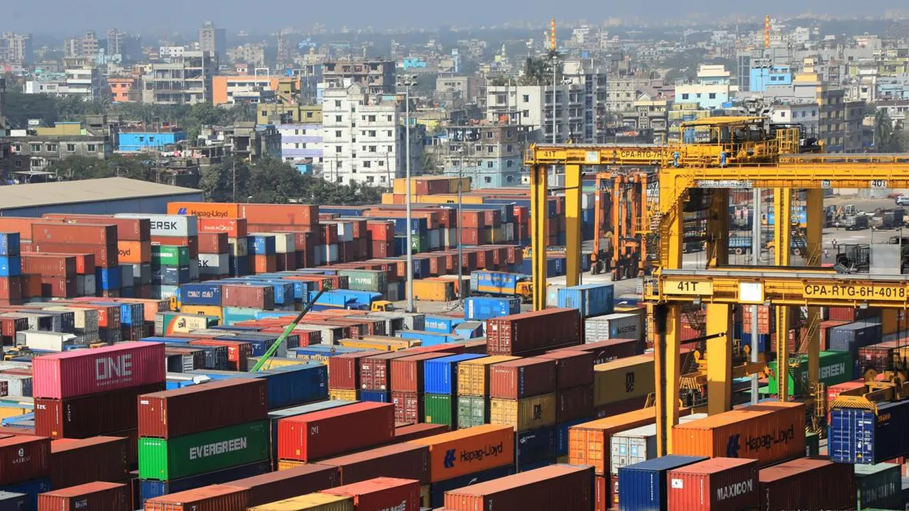 যুদ্ধের আগুনে দেশের অর্থনীতি জ্বলতে পারে