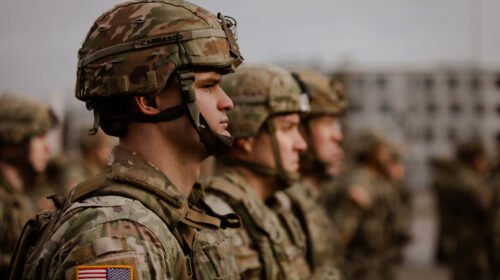 ইরানের হামলায় ঘাঁটি ছেড়ে আত্মগোপনে হাজারো মার্কিন সেনা