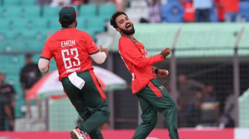 ১৮ রানে ৩ উইকেট তুলে নিয়ে ম্যাচ ফিরলো বাংলাদেশ