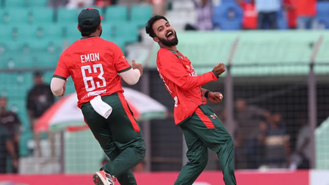 ১৮ রানে ৩ উইকেট তুলে নিয়ে ম্যাচ ফিরলো বাংলাদেশ